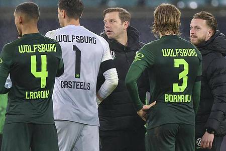 Die Krise bei den Wolfsburgern um Trainer Florian Kohfeldt (M.) hält an. Foto: Jan Woitas/dpa-Zentralbild/dpa