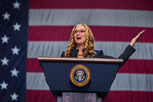 Meryl Streep posiert als Präsidentin vor der amerikanischen Flagge