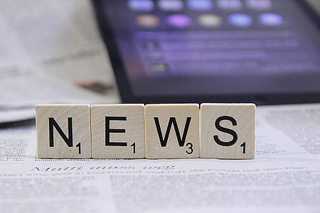 "News" in Scrabble-Buchstaben geschrieben