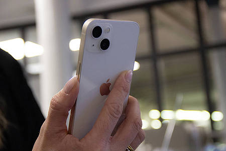 Frau hält iOS-Smartphone