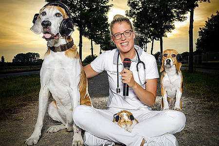 Doc Polly mit zwei Hunden und einem Hasen im Schoß