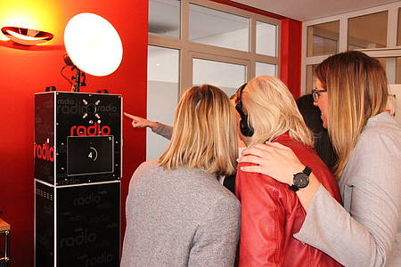 Frauen lassen sich von der Radio-Fotobox fotografieren