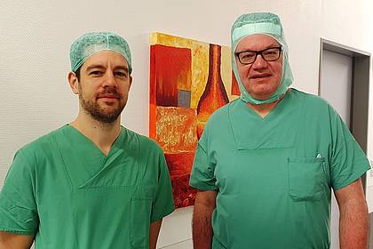 Der Sektionsleiter Dr. Michael Ostrejz (im Bild rechts) sowie sein Oberarzt Felix Hamelmann werden als Operateure zur Verfügung stehen. Bild: St. Elisabeth-Hospital