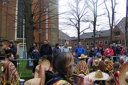 Jubelnde Jecken beim Rosenmontagsumzug in Sendenhorst