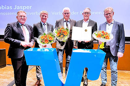 Im Bild v. l.: Dirk Holterdorf (Aufsichtsratsvorsitzender), Karsten Mensing, Armin Schaaf, Tobias Jasper (Genossenschaftsverband – Verband der Regionen e.V.) und Udo Plenge
