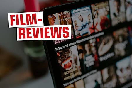 Geöffneter Laptop mit Film-Übersicht und Aufschrift Film-Reviews