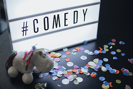 Comedy-Schriftzug mit einem Pummeleinhorn im Vordergrund