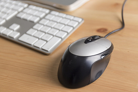 Maus steht neben Tastatur