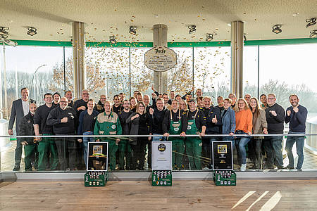 Die Belegschaft der Pott’s Brauerei mit den Prämierungen bei den World Beer Awards.