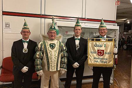 Prinz „Ossi I.“ Stadtprinz von Ahlen mit Adjutant Roland Schumacher, Standartenträger André Osthöver und Adjutant Kai Karshüning