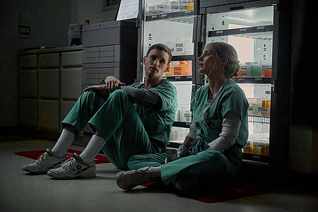 Die Hauptprotagonisten von "The Good Nurse" lehnen an einem Snack-Automaten 